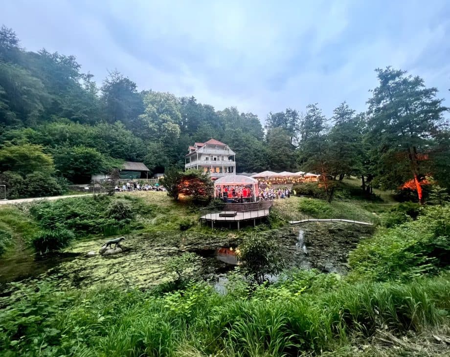 Das historische Gasthaus Wolfsbrunnen im Wiesental mit Teich