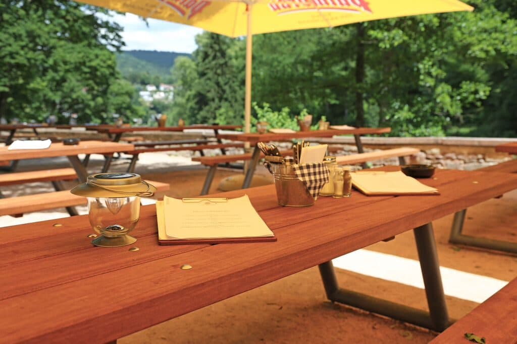 Biergarten des Restaurant Wolfsbrunnen unter alten Bäumen