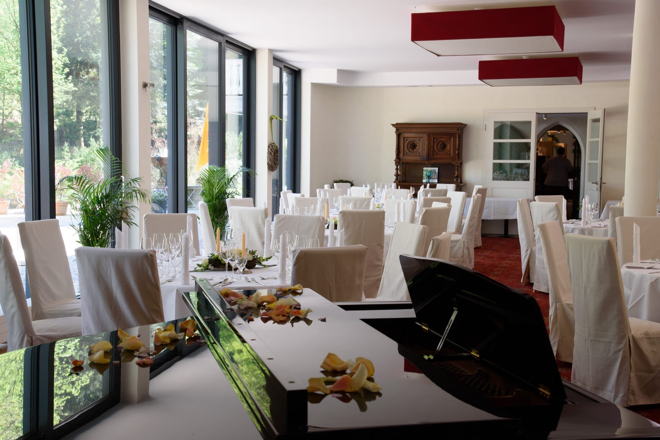 Großer Saal im Restaurant Wolfsbrunnen mit Blick ins Grüne