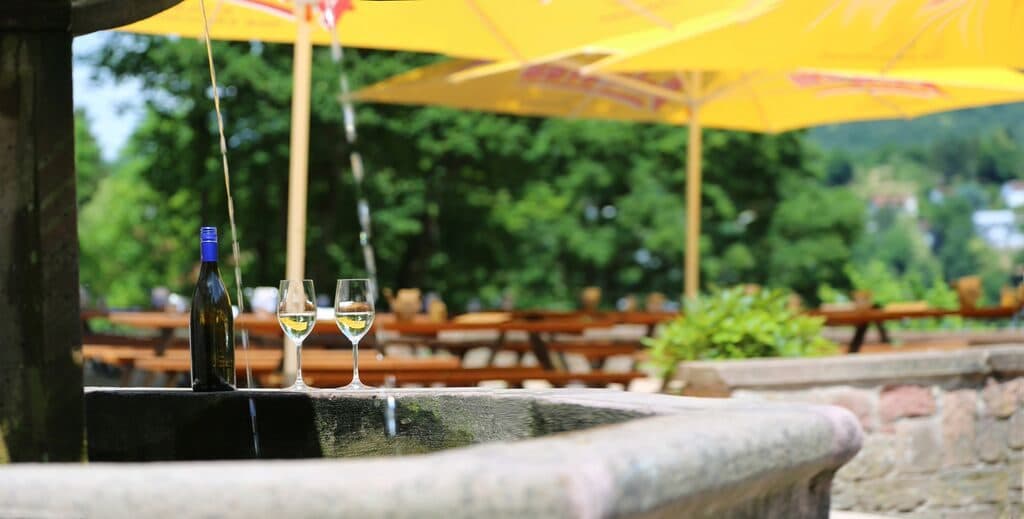 Terrasse am historischen Wolfsbrunnen mit Sonnenschirmen