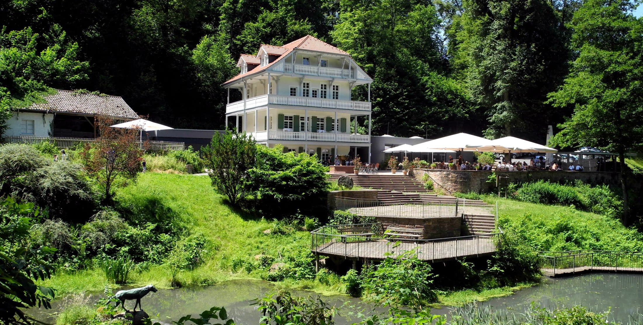 Terrasse und Biergarten des Restaurant Wolfsbrunnen im Grünen über dem Neckartal